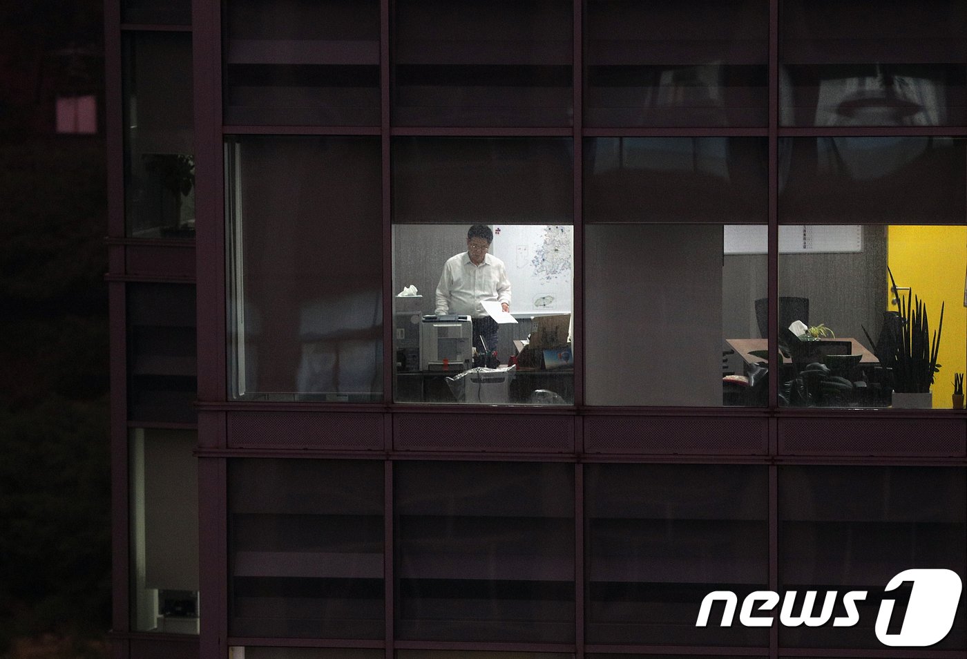 본문 이미지 - 서울 광화문의 한 빌딩에서 직장인들이 야근을 하고 있다. (사진은 기사 내용과 직접적인 관련 없음) ⓒ News1 신웅수 기자
