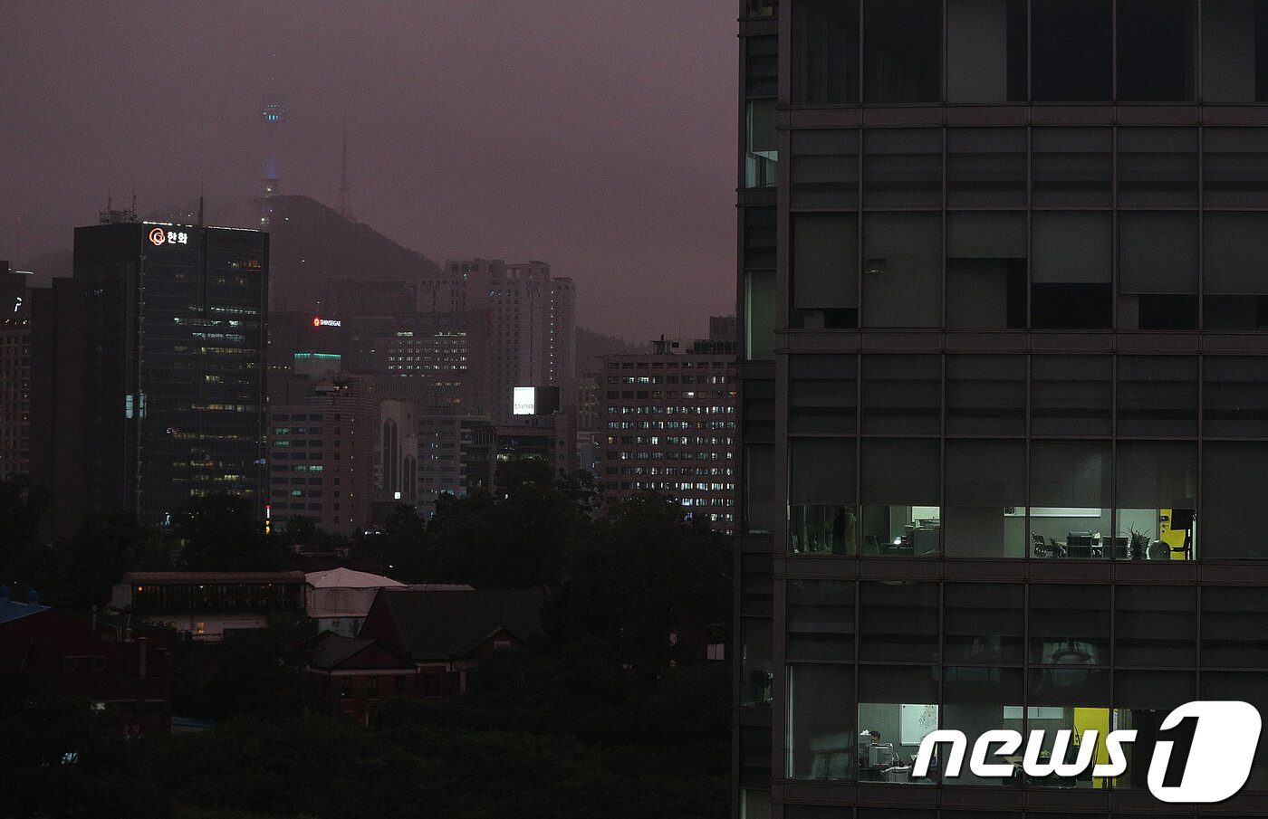 본문 이미지 - 주 52시간 근무제가 시행되고 첫 근무일인 2일 밤 서울 광화문의 빌딩에 불이 켜져 있다. 2018.7.2/뉴스1 ⓒ News1 신웅수 기자