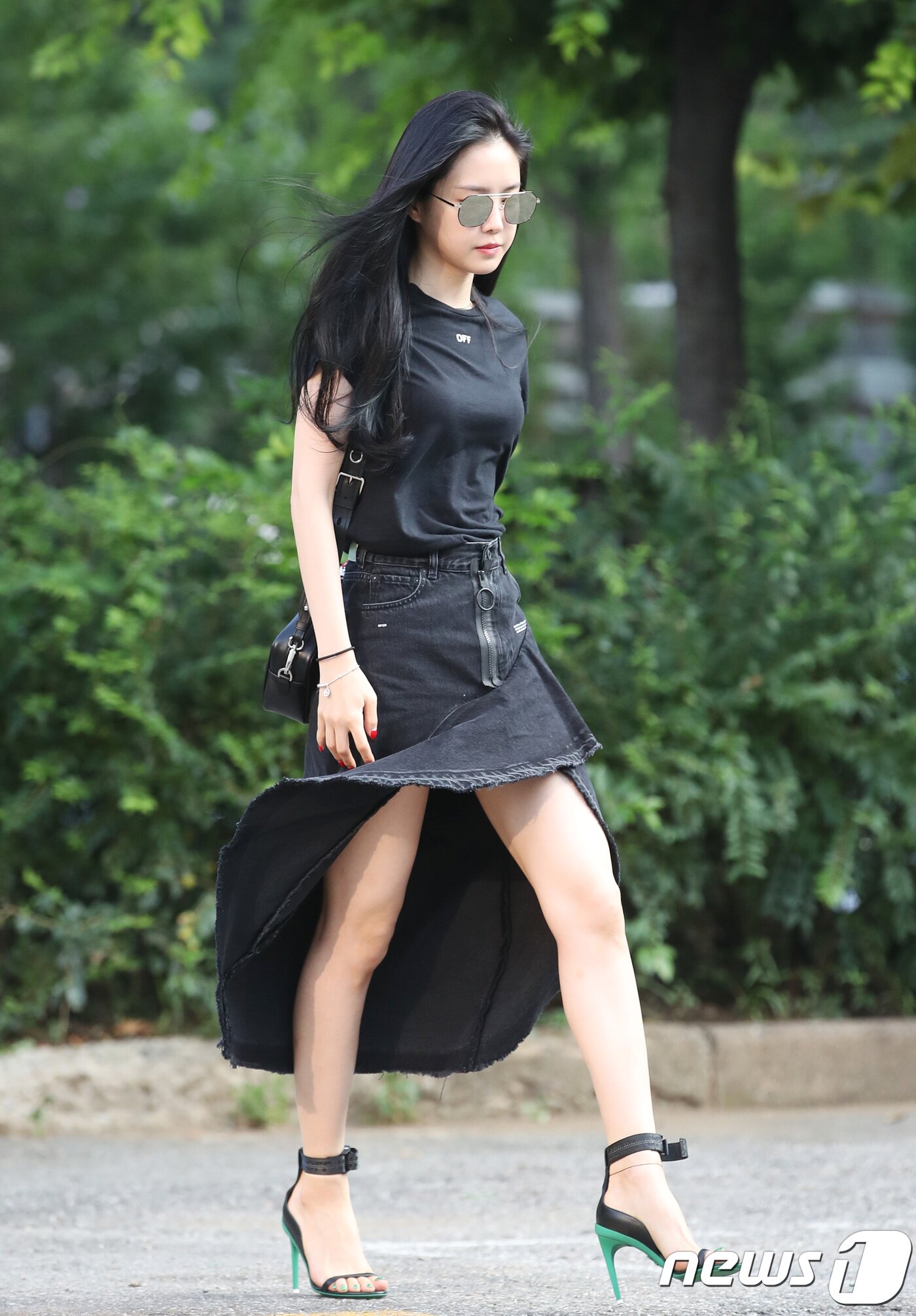 본문 이미지 - 에이핑크 손나은이 20일 오전 서울 여의도 KBS 신관 공개홀에서 열린 KBS2 '뮤직뱅크'(뮤뱅) 리허설을 하기 위해 방송국으로 들어서고 있다. 2018.7.20./뉴스1 ⓒ News1 권현진 기자