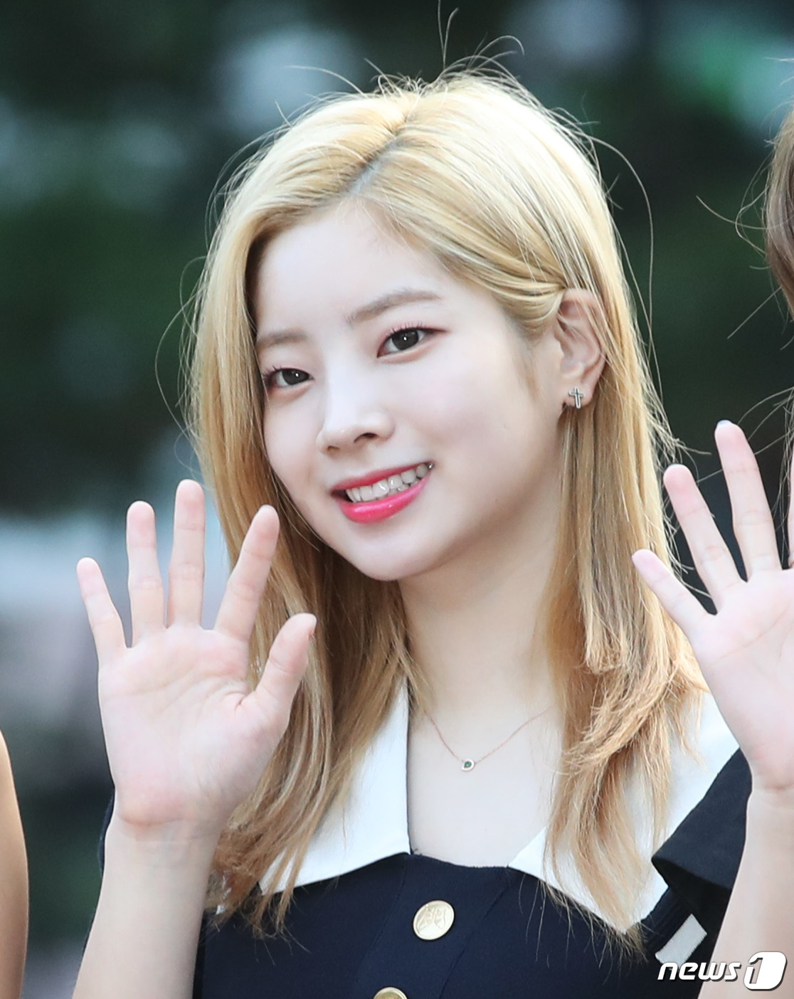 (서울=뉴스1) 권현진 기자 = 트와이스 다현이 20일 오전 서울 여의도 KBS 신관 공개홀에서 열린 KBS2 '뮤직뱅크'(뮤뱅) 리허설을 하기 위해 방송국으로 들어서며 인사를 하 …