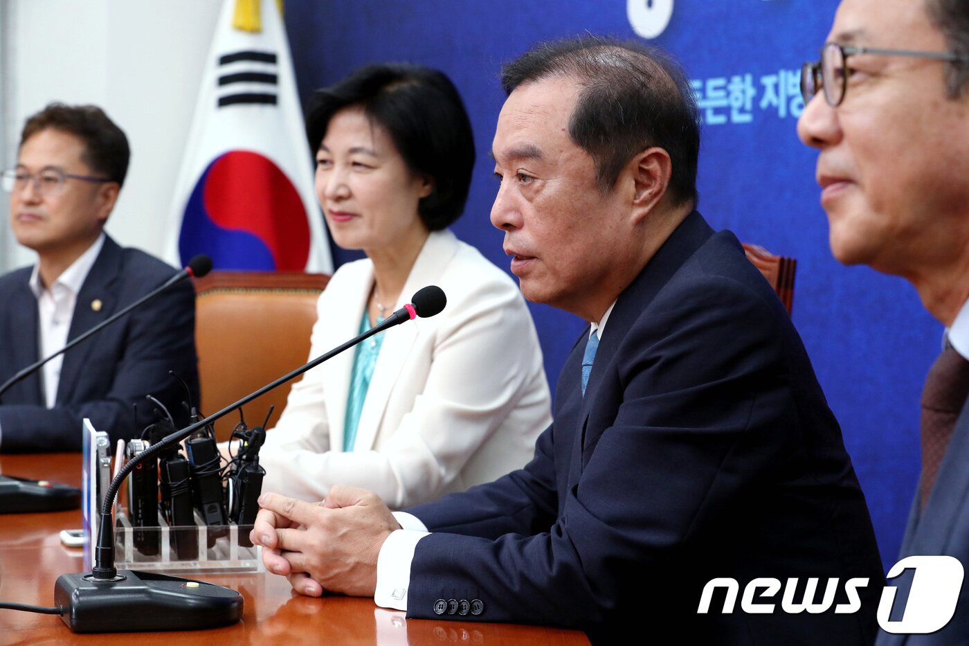 본문 이미지 - 김병준 자유한국당 비상대책위원장이 20일 오전 서울 여의도 국회 당대표회의실에서 추미애 더불어민주당 대표를 예방, 인사말을 하고 있다. 2018.7.20/뉴스1 ⓒ News1 박정호 기자