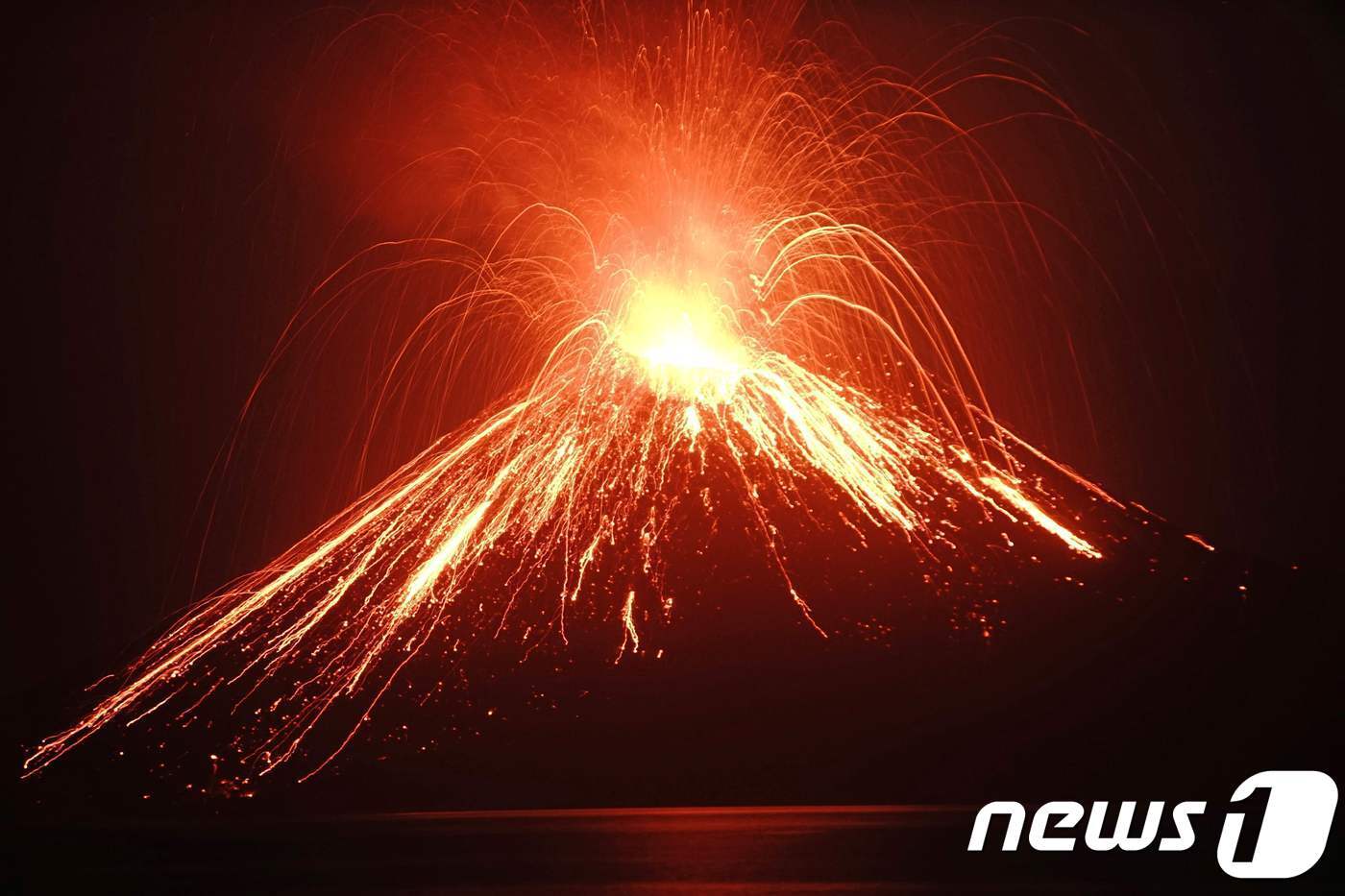 본문 이미지 - 19일(현지시간) 인도네시아 라카타 섬의 아낙 크라카타우 화산이 폭발해 산 전체가 용암으로 뒤덮여 있다. /ⓒ AFP=뉴스1 ⓒ News1