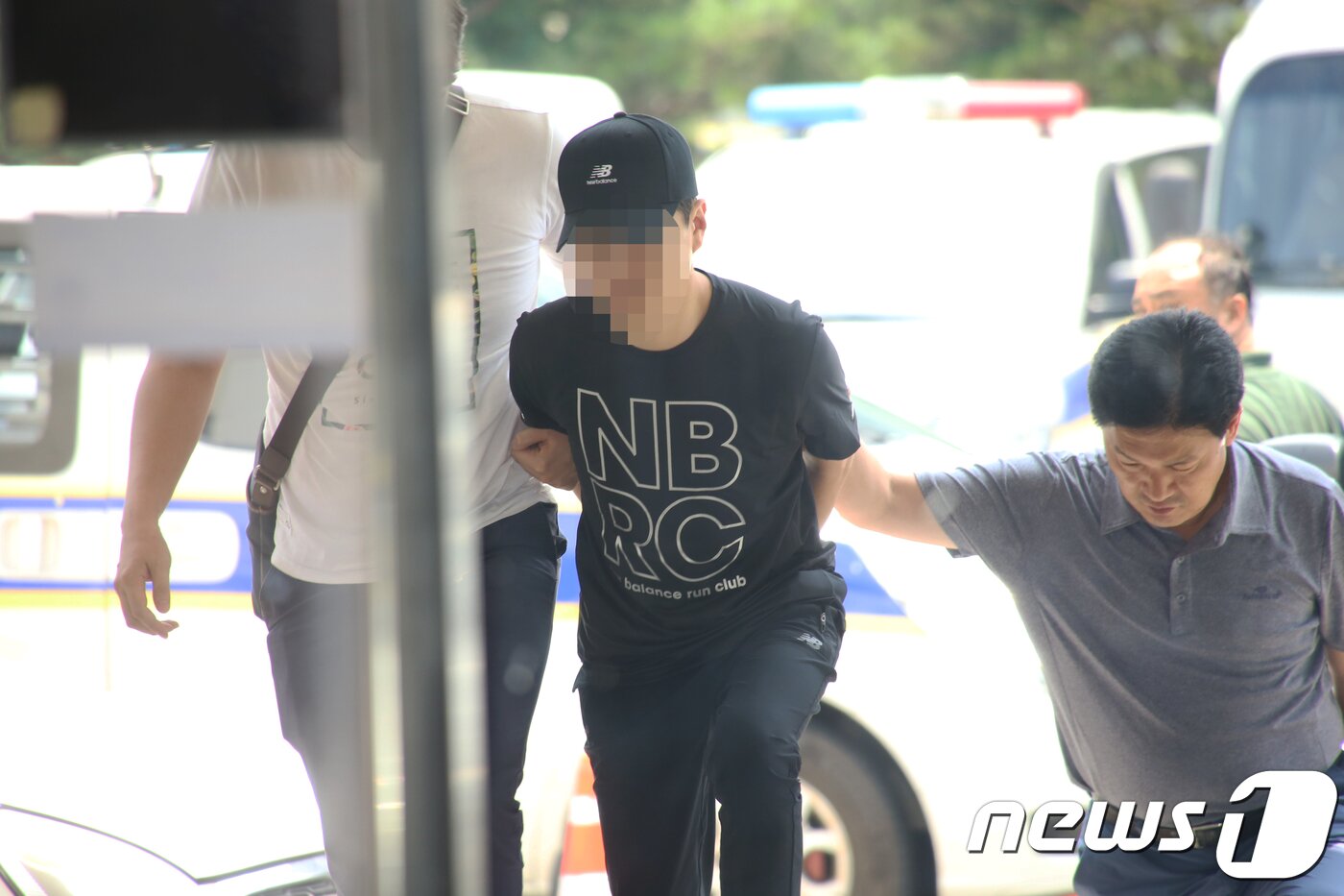 본문 이미지 - 20일 경북 김천 한 모텔에서 검거된 구미 원룸 주부납치· 강도 피의자 A씨(31)가 구미경찰서로 압송되고 있다.2018.7.20/뉴스1 ⓒ News1 정우용 기자