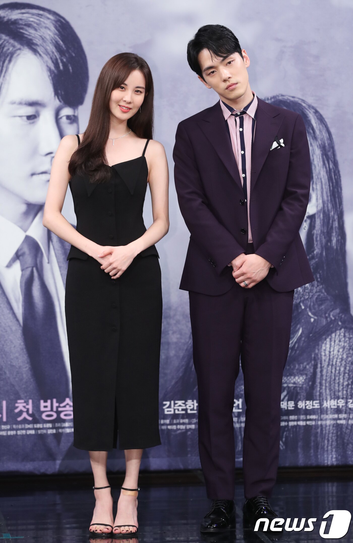 본문 이미지 - 배우 서현, 김정현(오른쪽)이 20일 오후 서울 마포구 상암 MBC 골든마우스에서 열린 수목미니시리즈 '시간‘(연출 장준호) 제작발표회에 참석해 포즈를 취하고 있다. ‘시간’은 시간을 되돌리고 싶어 하는 남자 천수호(김정현 분)와 과거의 시간 속에 갇힌 여자 설지현(서주현 분)의 사랑 이야기를 그린 드라마이다. 2018.7.20./뉴스1 ⓒ News1 권현진 기자