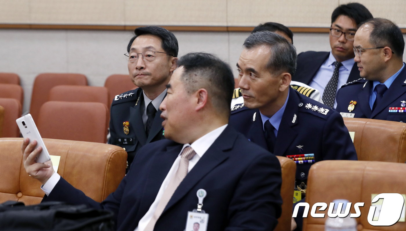 (서울=뉴스1) 안은나 기자 = 이석구 국군기무사령부 기무사령관이 20일 오후 서울 여의도 국회에서 법제사법위원회 오후 질의 전 여석주 국방부 국방정책실장과 대화하고 있다. 201 …
