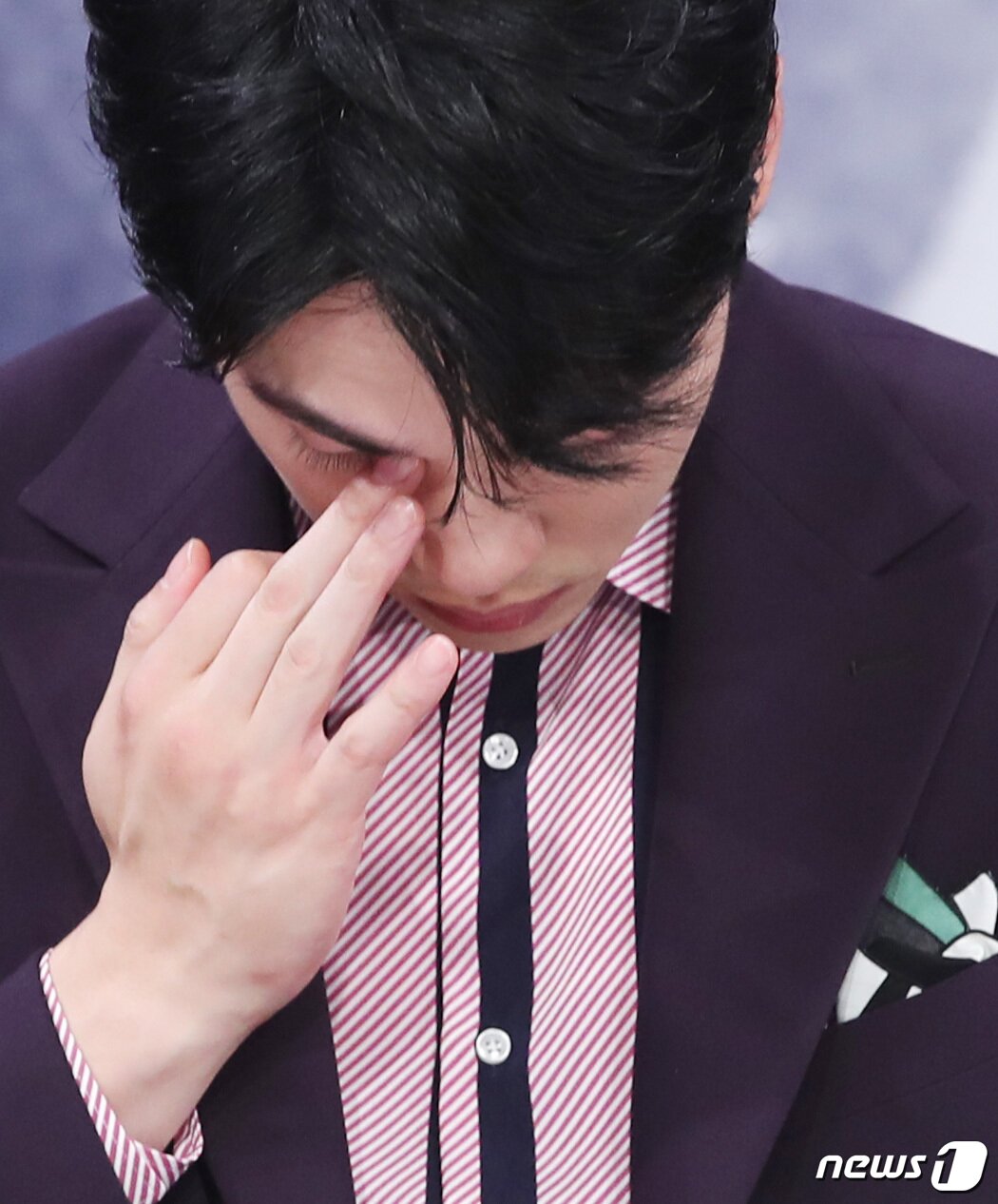 본문 이미지 - 배우 김정현이 20일 오후 서울 마포구 상암 MBC 골든마우스에서 열린 수목미니시리즈 '시간‘(연출 장준호) 제작발표회에 참석해 눈물을 흘리고 있다. ‘시간’은 시간을 되돌리고 싶어 하는 남자 천수호(김정현 분)와 과거의 시간 속에 갇힌 여자 설지현(서주현 분)의 사랑 이야기를 그린 드라마이다. 2018.7.20./뉴스1 ⓒ News1 권현진 기자