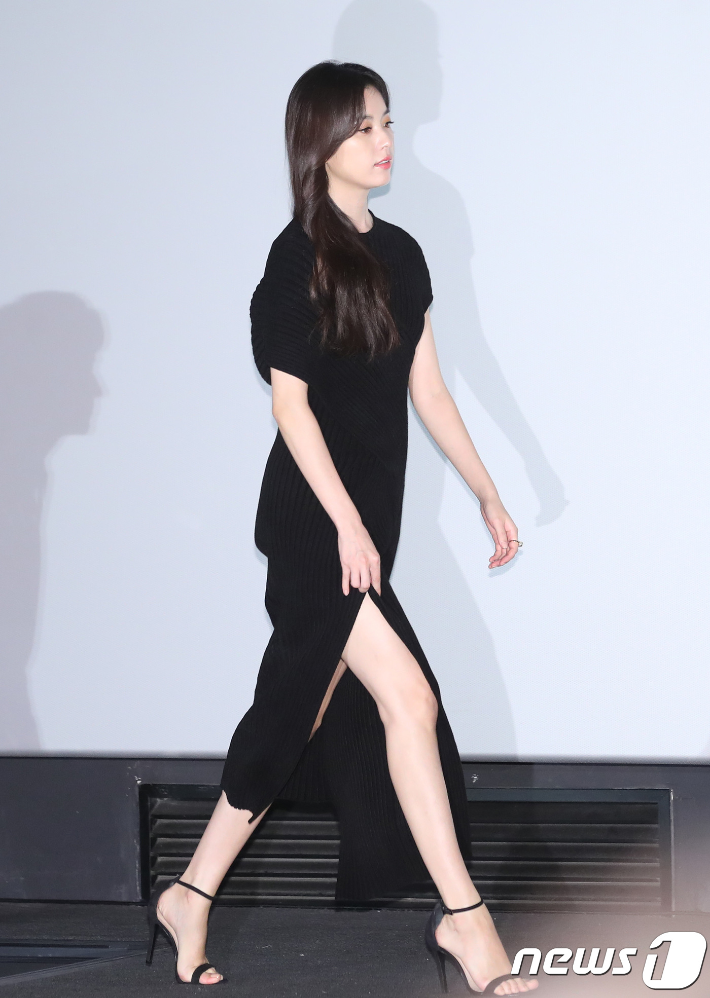 (서울=뉴스1) 권현진 기자 = 배우 한효주가 20일 오후 서울 용산cgv에서 열린 영화 ‘인랑’(감독 김지운) 언론 시사회에  옆트임 블랙 드레스를 입고 참석하고 있다.‘인랑’은 …
