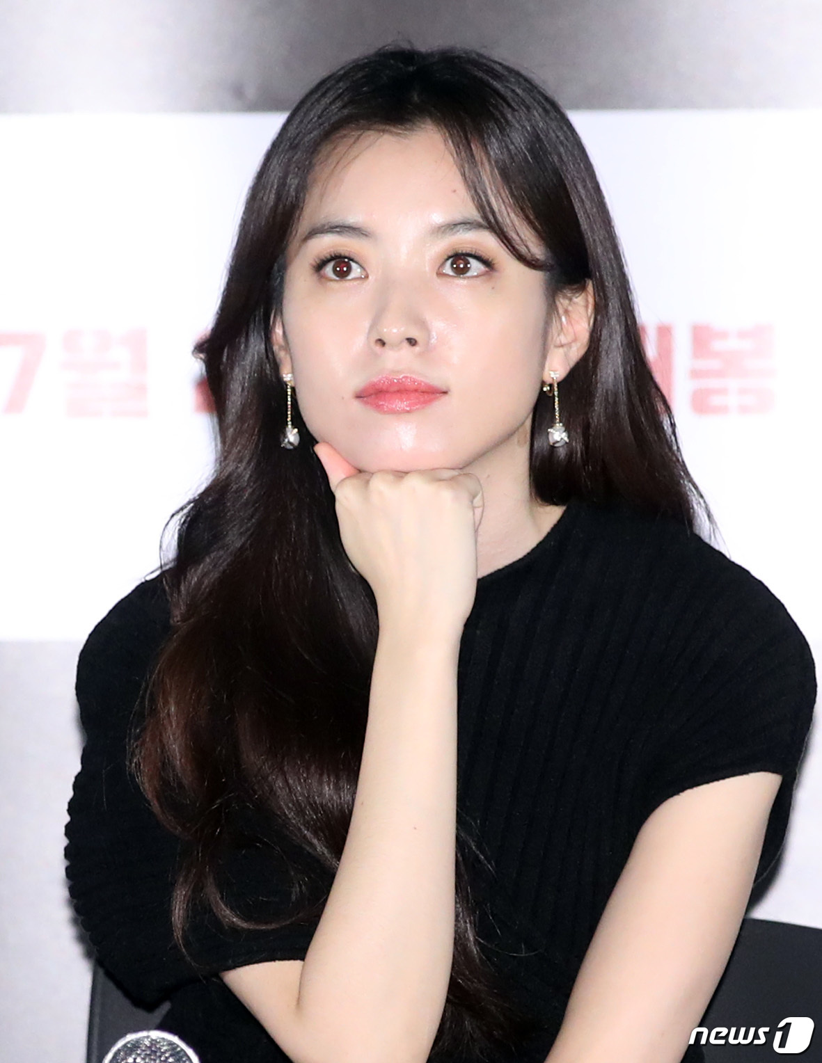 (서울=뉴스1) 권현진 기자 = 배우 한효주가 20일 오후 서울 용산cgv에서 열린 영화 ‘인랑’(감독 김지운) 언론 시사회에 참석해 매력을 발산하고 있다.‘인랑’은 남북한이 통일 …