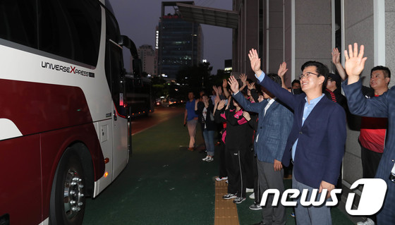 버스 떠나는 북한 선수들 향해 손 흔드는 허태정 대전시장