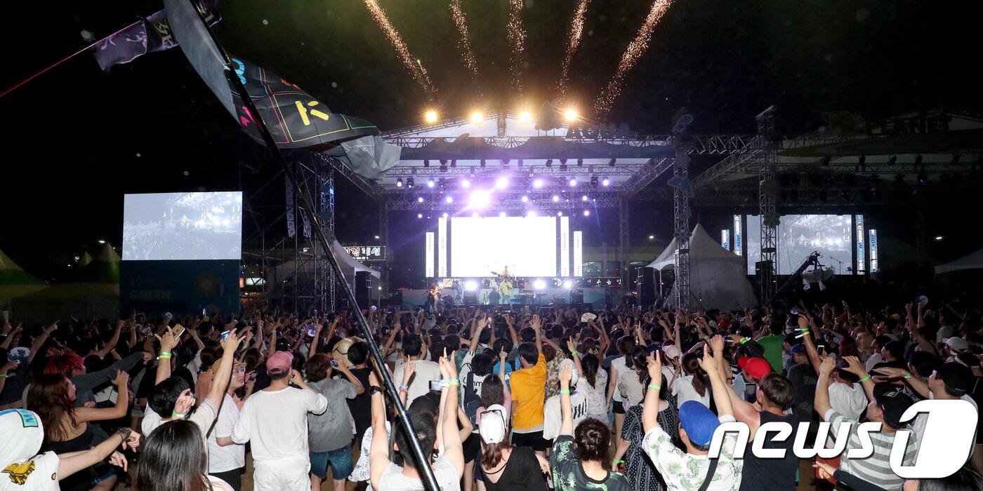 본문 이미지 - 지난 여름 망상해숭욕장에서 열린 '그린플러그드 동해'. (뉴스1 DB) ⓒ News1
