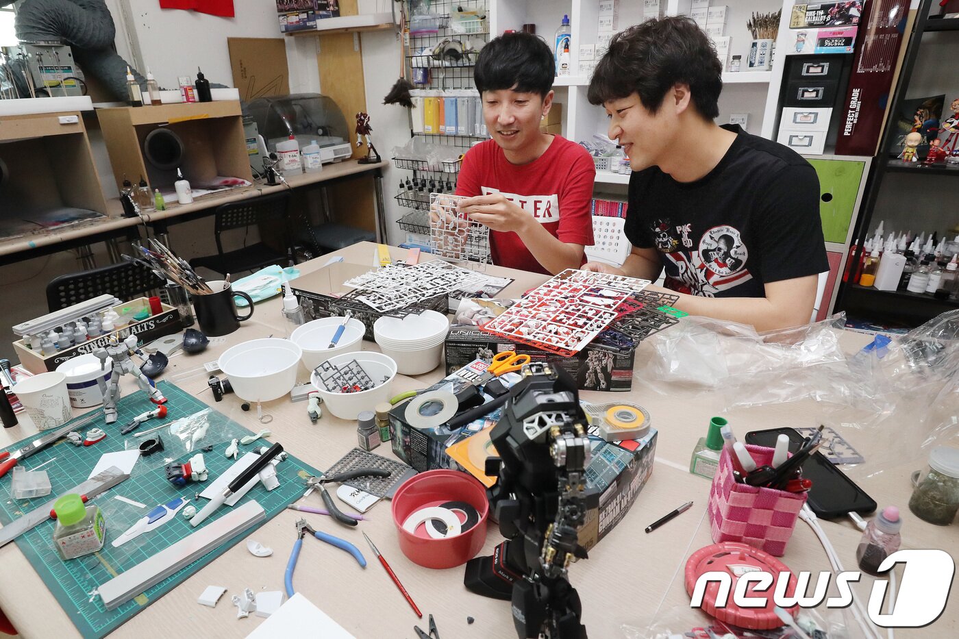 본문 이미지 - 이성동 건프라연구소 소장(왼쪽)이 20일 오후 서울 마포구 건프라연구소 공방에서 건담 프라모델 제작 수업을 하고 있다. 2018.7.21/뉴스1 ⓒ News1 박지수 기자