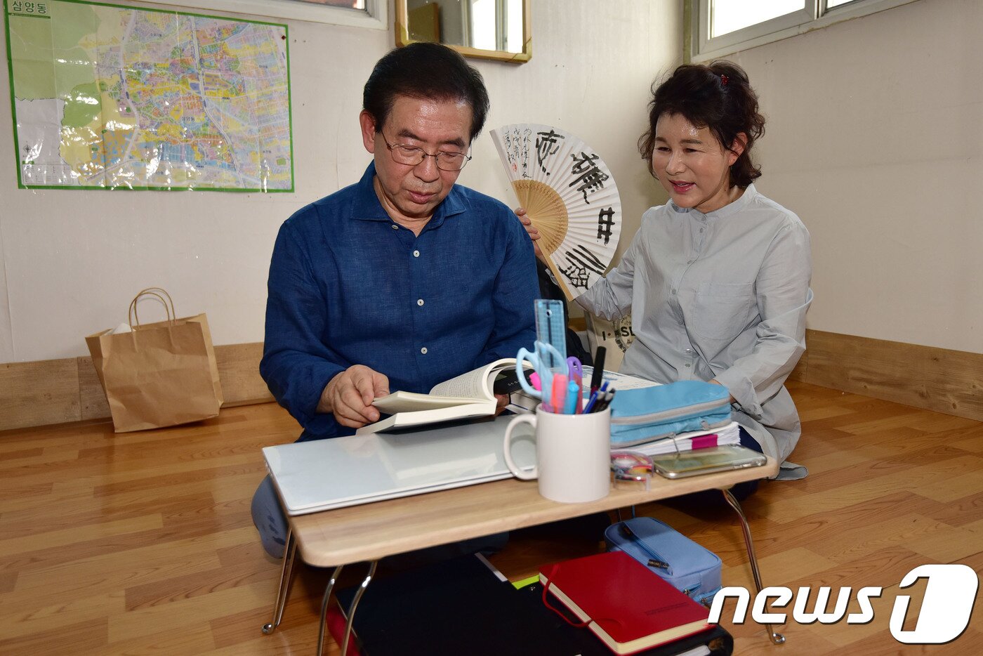 본문 이미지 - 박원순 서울시장이 지난해 7월 강북구 삼양동의 2층 옥탑방에서 강북 &#39;한 달 살이&#39;를시작하며 책을 펼쳐보고 있다. /뉴스1 ⓒ News1 사진공동취재단