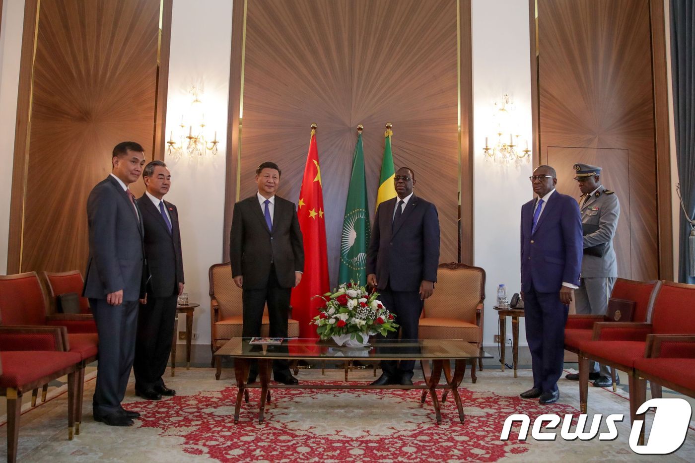 (다카르 AFP=뉴스1) 우동명 기자 = 아프리카를 순방 중인 시진핑 중국 국가주석이 21일(현지시간) 세네갈 수도 다카르의 공화국 궁전에서 마키 살 세네갈 대통령과 포즈를 취하고 …