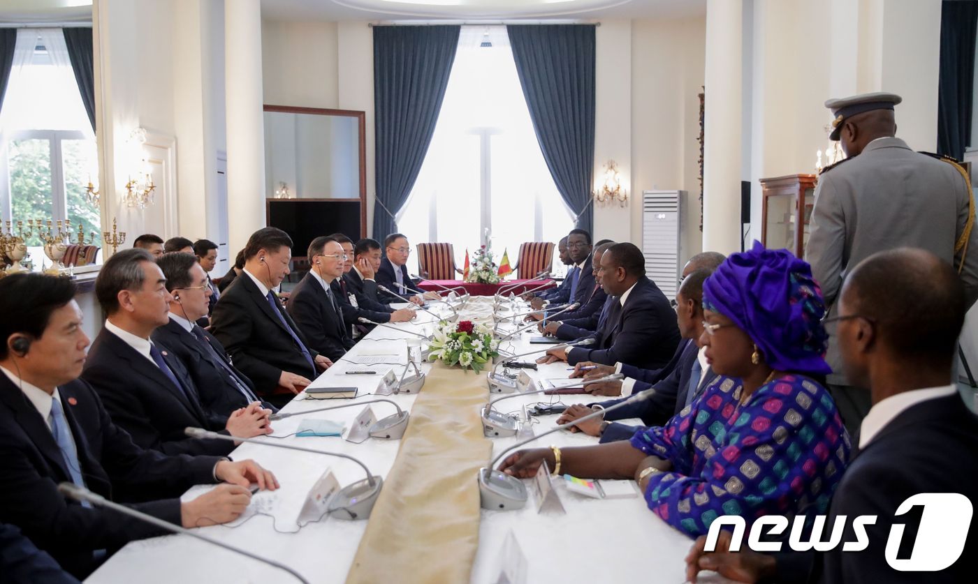 (다카르 AFP=뉴스1) 우동명 기자 = 아프리카를 순방 중인 시진핑 중국 국가주석이 21일(현지시간) 세네갈 수도 다카르의 공화국 궁전에서 마키 살 세네갈 대통령과 회담을 하고 …