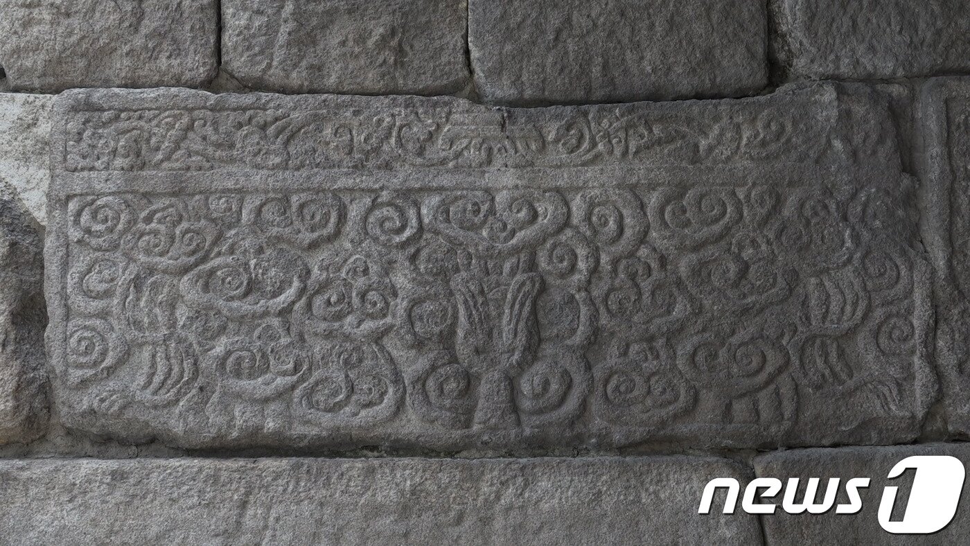 본문 이미지 - 신덕왕후 릉에 있던 묘석. 태종 이방원이 새어머니의 묘를 파헤쳐 묘석을 청계천 광통교 자리에 옮겨놨다. ⓒ News1