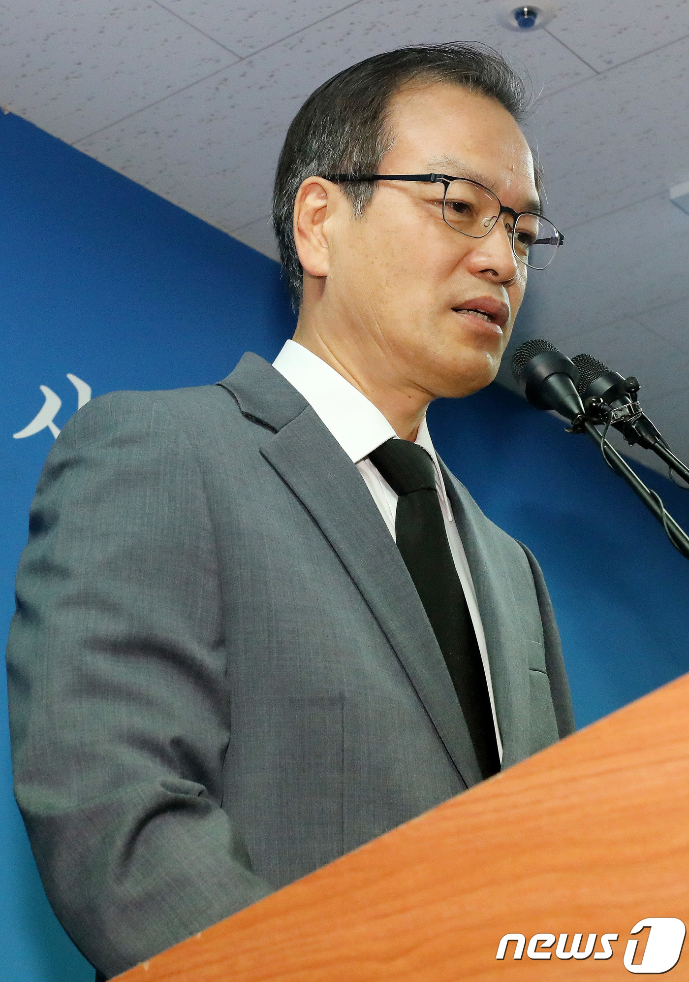 (서울=뉴스1) 박지수 기자 = 드루킹 댓글 여론조작 사건을 수사 중인 허익범 특별 검사가 23일 오전 서울 서초구 특검사무실에서 노회찬 정의당 의원 사망 관련 입장 표명을 하고 …