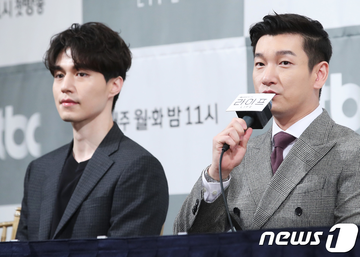 (서울=뉴스1) 권현진 기자 = 배우 이동욱, 조승우(오른쪽)가 23일 오후 서울 논현동 임피리얼팰리스에서 열린 JTBC 새 월화드라마 ‘라이프’ 제작발표회에 참석해 매력을 발산하 …