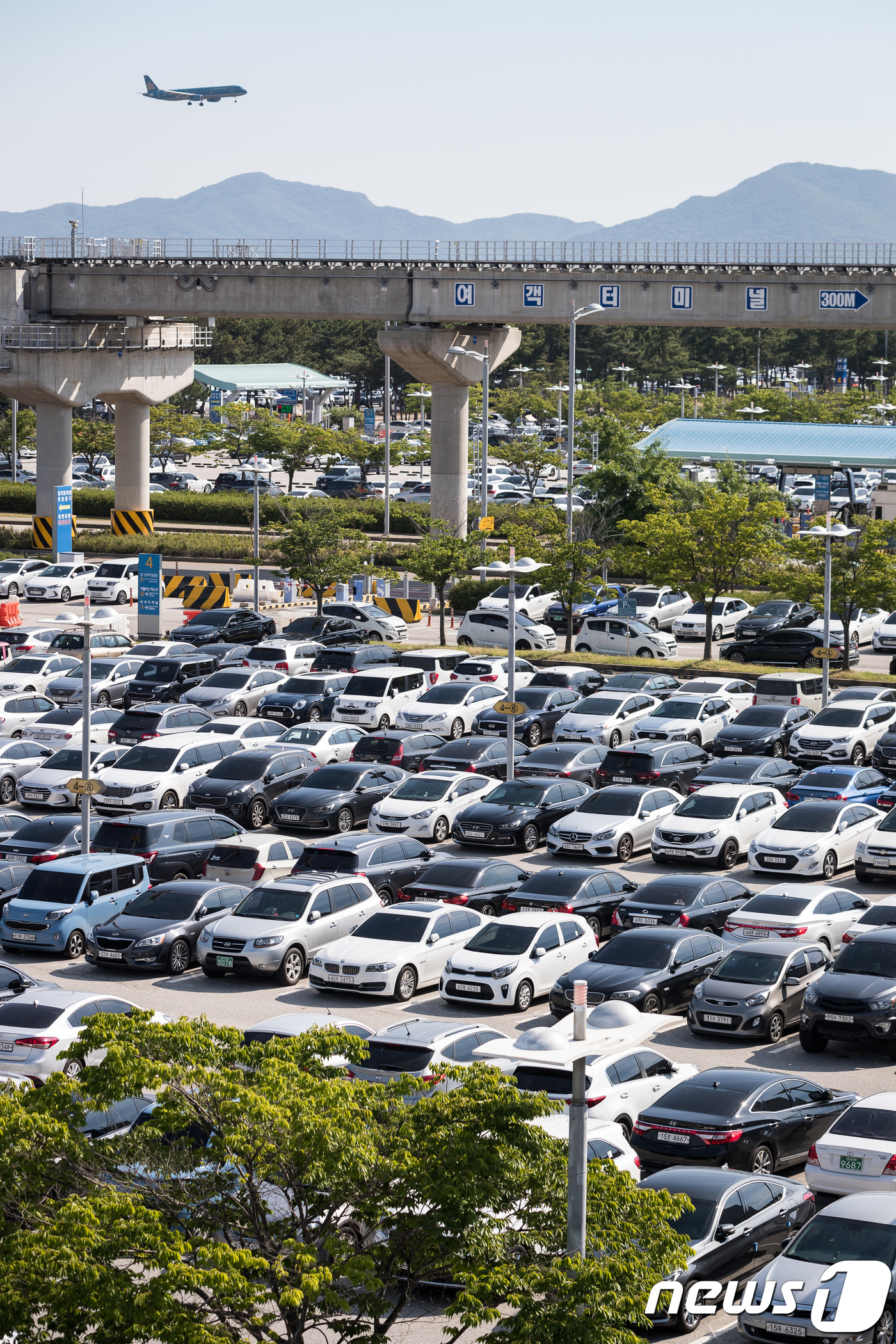 (인천공항=뉴스1) 유승관 기자 = 본격적인 여름휴가철을 앞둔 23일 오후 인천국제공항 장기주차장에 여행객들 차량이 주차돼 있다.인천국제공항공사는 올 여름 성수기인 21일부터 다음 …