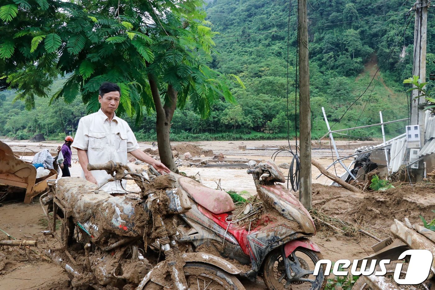 본문 이미지 - 21일(현지시간) 홍수 피해를 입은 베트남 옌바이 지방. ⓒ AFP=뉴스1