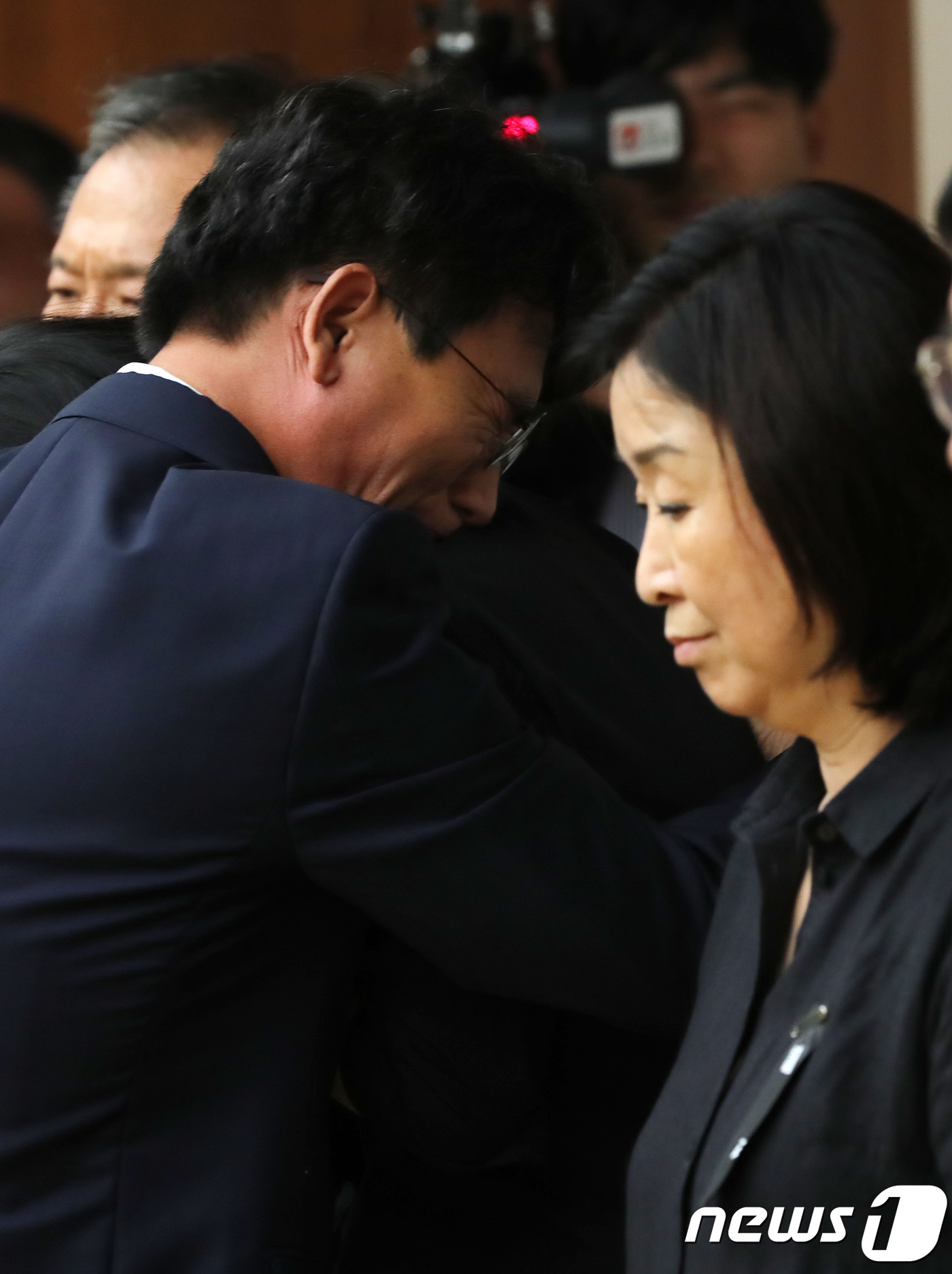 (서울=뉴스1) 사진공동취재단 = 유시민 작가가 23일 오후 서울 서대문구 연세대 세브란스병원 장례식장에 마련된 고(故) 노회찬 정의당 원내대표 빈소에서 조문하고 있다.노 원내대표 …