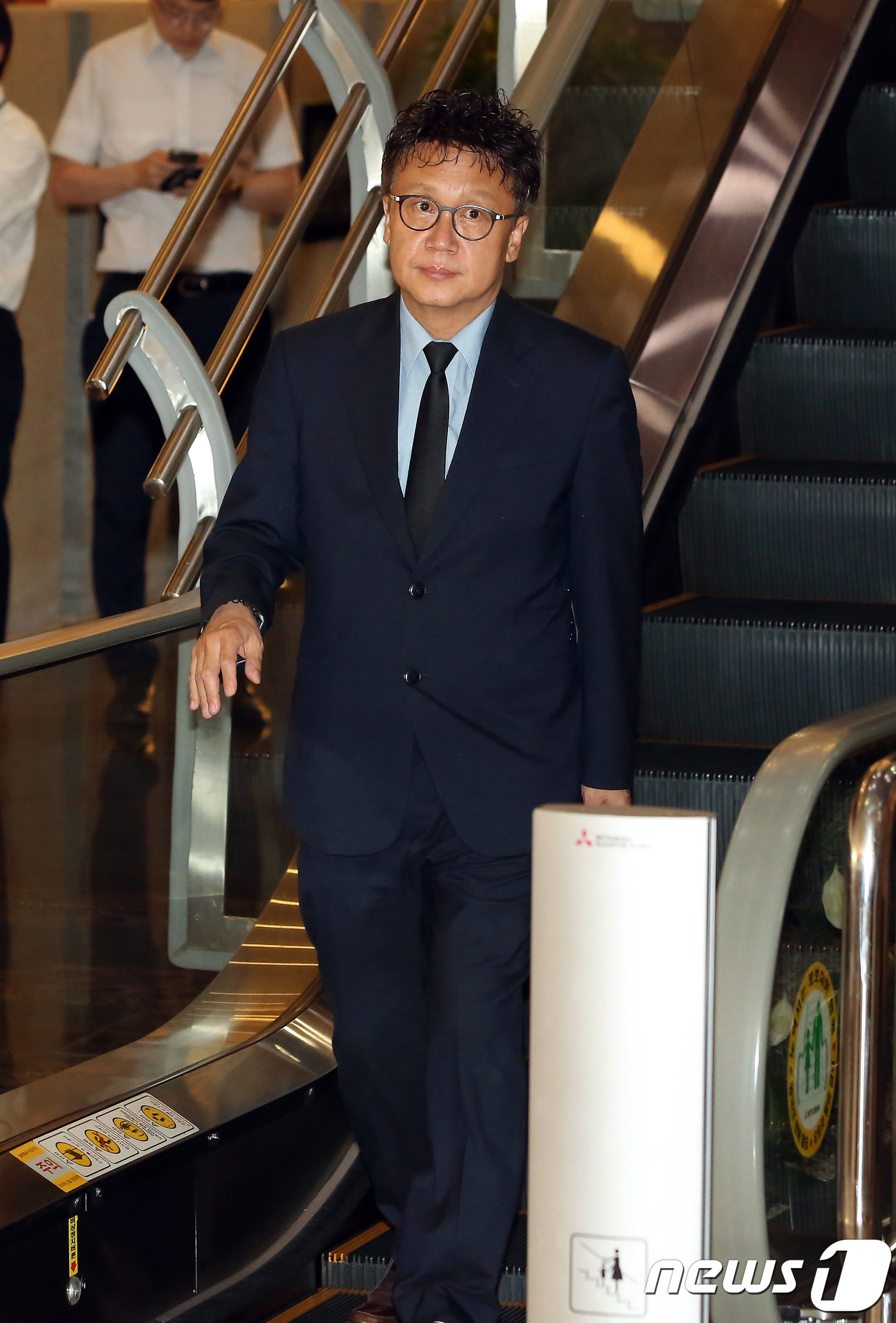 (서울=뉴스1) 사진공동취재단 = 민병두 더불어민주당의원이 23일 오후 서울 서대문구 연세대 세브란스병원 장례식장에 마련된 고(故) 노회찬 정의당 원내대표 빈소를 조문하기 위해 장 …