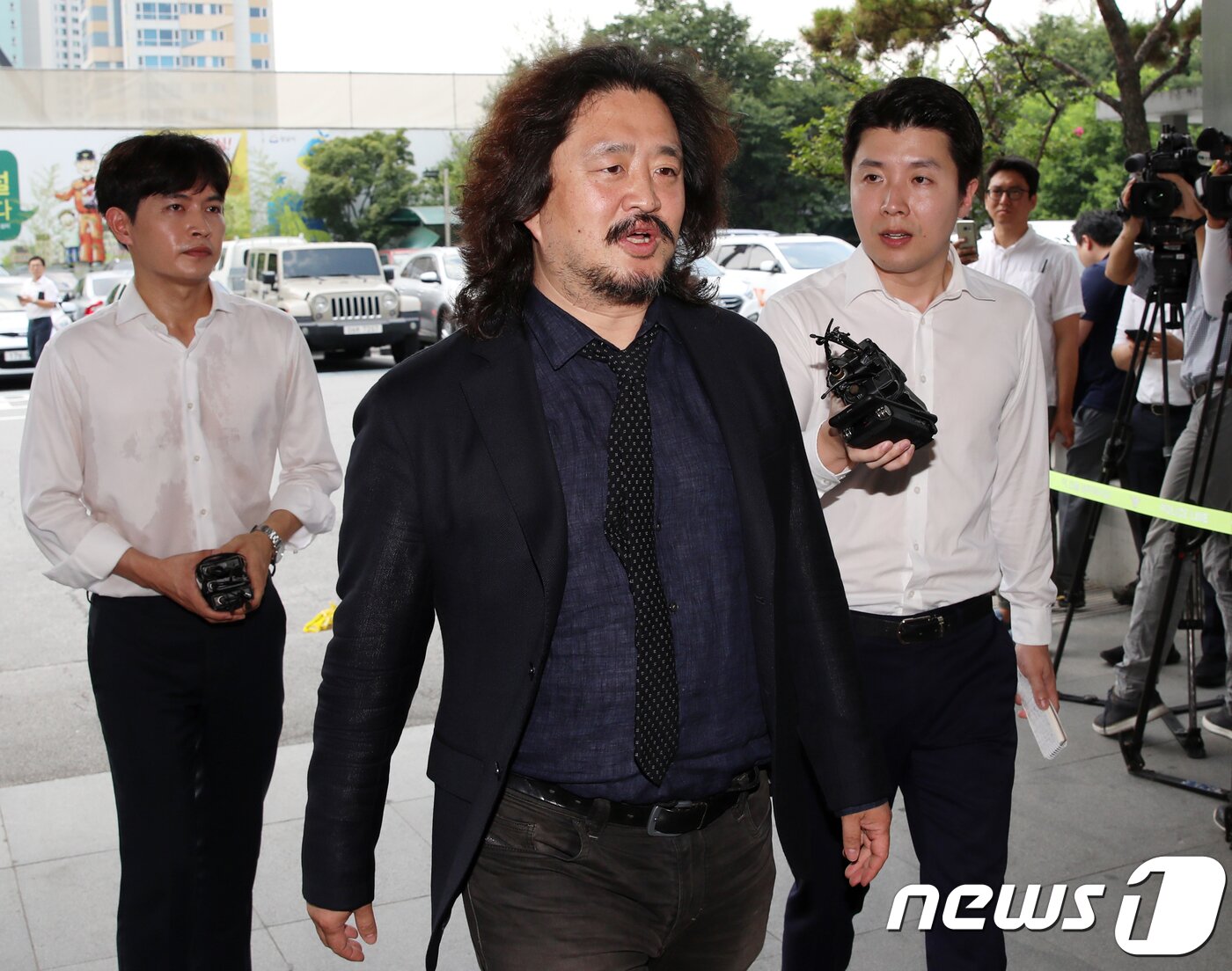 본문 이미지 - 방송인 김어준 씨가 24일 오전 경기도 성남시 분당경찰서에서 이재명 경기도지사의 ‘여배우 스캔들’과 관련해 참고인 신분으로 조사를 받기위해 출석하고 있다. 김씨는 지난 2010년 11월 배우 김부선 씨를 인터뷰하면서 '성남에 사는 한 남자와 만난(사귄) 사실이 있다'는 취지의 내용을 보도했다. 2018.7.24/뉴스1 ⓒ News1 구윤성 기자