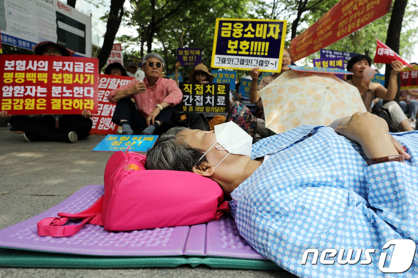 본문 이미지 - 암환자와 가족들로 구성된 보험사에 대응하는 암환우 모임(보암모) 회원들이 24일 오전 서울 영등포구 여의도동 금융감독원 앞에서 보험사의 암입원보험금 부지급 횡포 방임 금감원 규탄 집회를 하고 있다. 보암모는 이날 집회에서 금감원이 분쟁중인 암입원보험금을 약관대로 지급할 것을 권고하고 보험회사의 조속한 보험금 지급과 부당한 업무처리로 인한 암입원보험금 부지급 횡포 등에 대한 검사 및 감독을 촉구했다.2018.7.24/뉴스1 ⓒ News1 이광호 기자