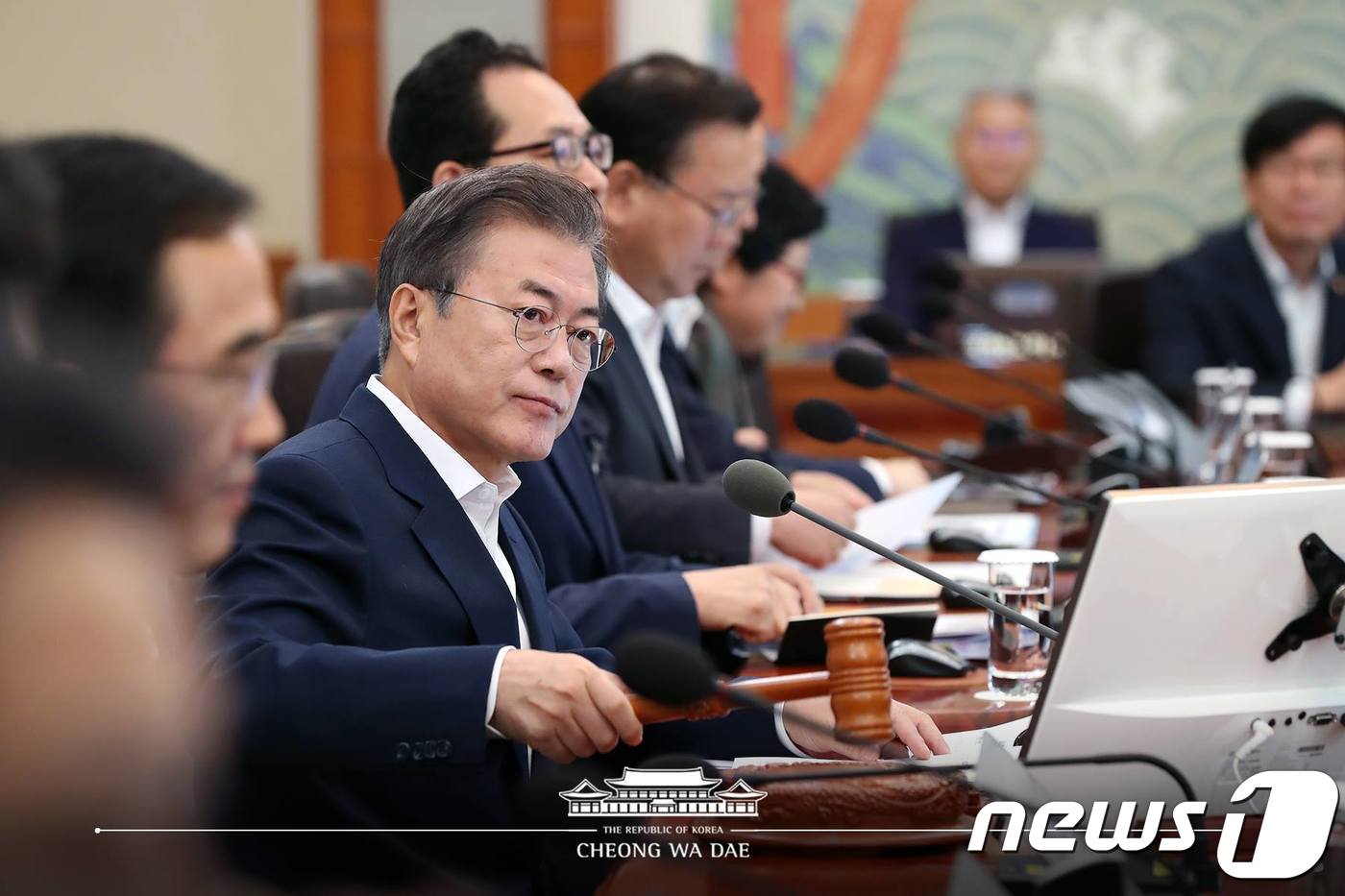 (서울=뉴스1) = 문재인 대통령이 24일 오전 청와대에서 열린 국무회의를 주재하며 의사봉을 두드리고 있다. (청와대 페이스북) 2018.7.24/뉴스1