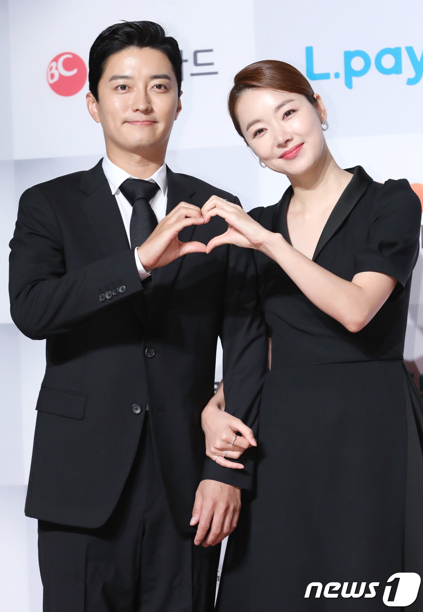 본문 이미지 - 배우 인교진(왼쪽), 소이현 부부가 24일 오후 서울 용산구 그랜드하얏트서울 호텔에서 진행된 '2018 올해의 브랜드 대상 시상식' 포토월 행사에 참석해 포즈를 취하고 있다. 2018.7.24. ⓒ 뉴스1 강고은 에디터