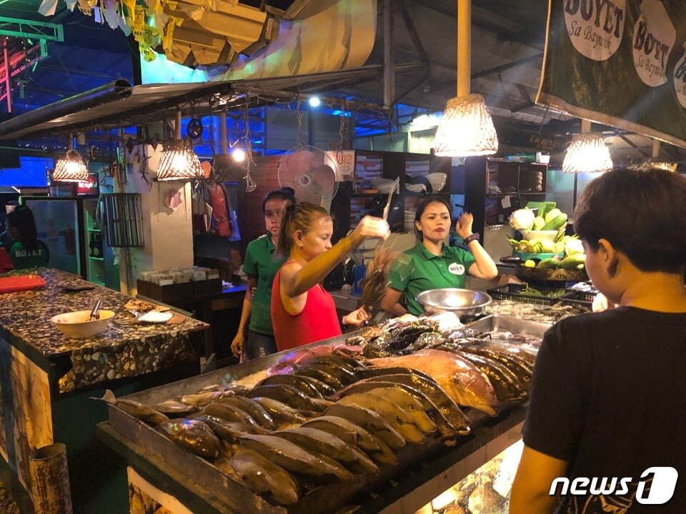 본문 이미지 - 팔라완 푸에르토프린세사 야시장에서 필리핀 상인들이 생선을 팔고 있다. ⓒ News1 문대현 기자