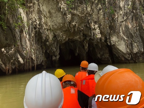 관광객들이 배를 타고 지하강 국립공원 투어를 시작하기 위해 동굴로 진입 중이다.© News1 문대현 기자