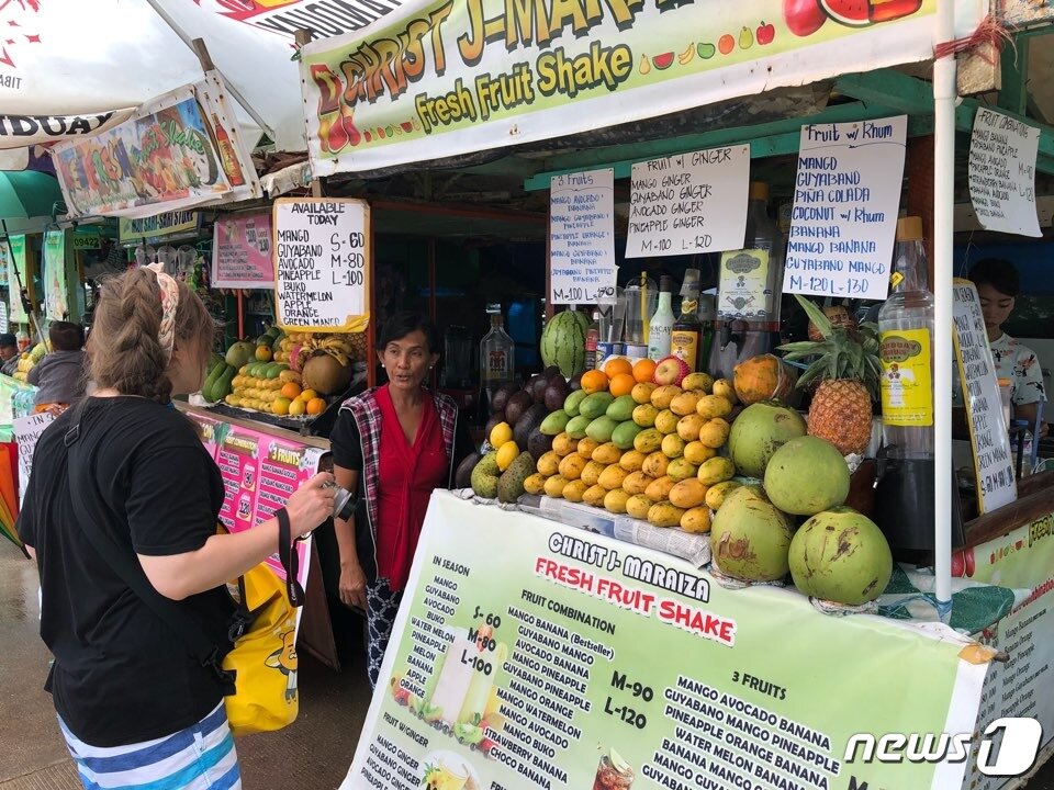 본문 이미지 - 팔라완에서 과일을 파는 상점. ⓒ News1 문대현 기자