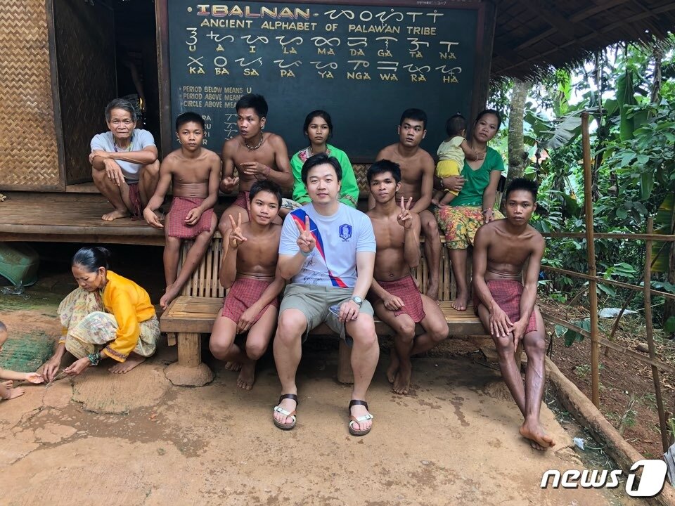 본문 이미지 - 필리핀 원주민들은 관광객들을 대상으로 무료로 사진을 찍어준다. ⓒ News1 문대현 기자