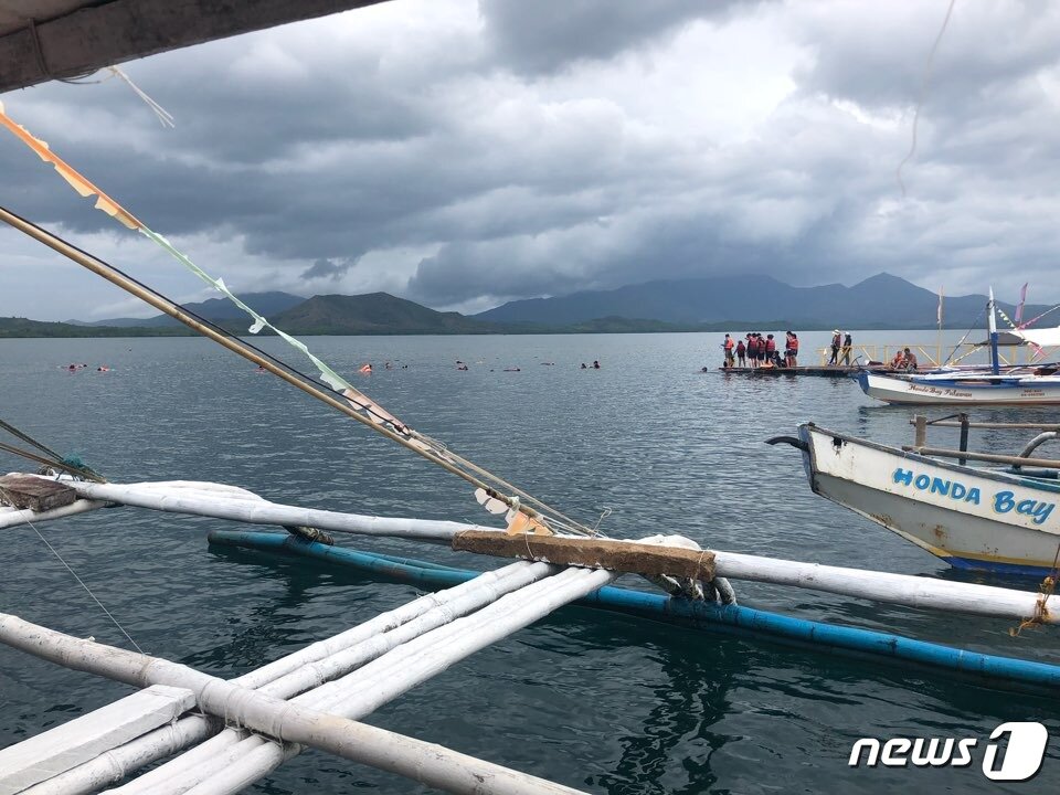 본문 이미지 - 팔라완 호핑투어가 진행되는 바다. 저 멀리 관광객들이 바다에 뛰어들 준비를 하는 모습이 보인다. ⓒ News1 문대현 기자