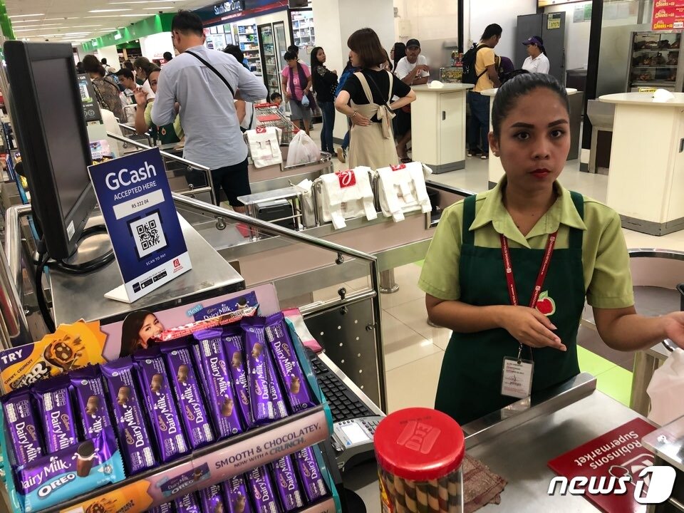 본문 이미지 - 로빈슨몰 내 대형마트에서 점원들이 계산을 도와주고 있다. 어디를 가든 마트의 풍경은 비슷한 듯 하다. ⓒ News1 문대현 기자