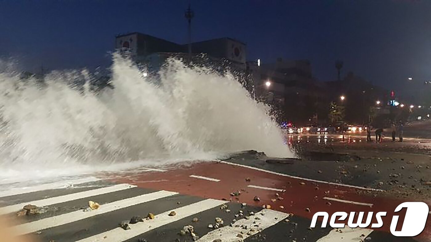 본문 이미지 - 25일 오전 4시1분쯤 대구 서구 평리동 평리네거리 도로에 지하에 매설된 상수도 배관이 파손돼 물기둥이 솟아 올라오고 있다. 이 사고로 약 지름 4m 크기의 싱크홀이 생겼다.(대구소방본부제공)2018.7.26/뉴스1 ⓒ News1 
