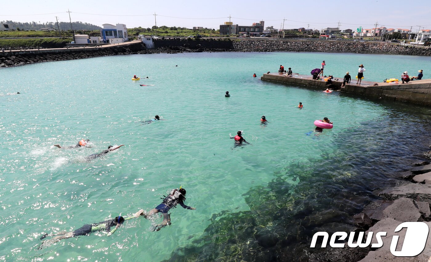 본문 이미지 - 제주시 한경면 판포포구.. 최근 물놀이 명소로 유명해진 곳이다.ⓒ 뉴스1