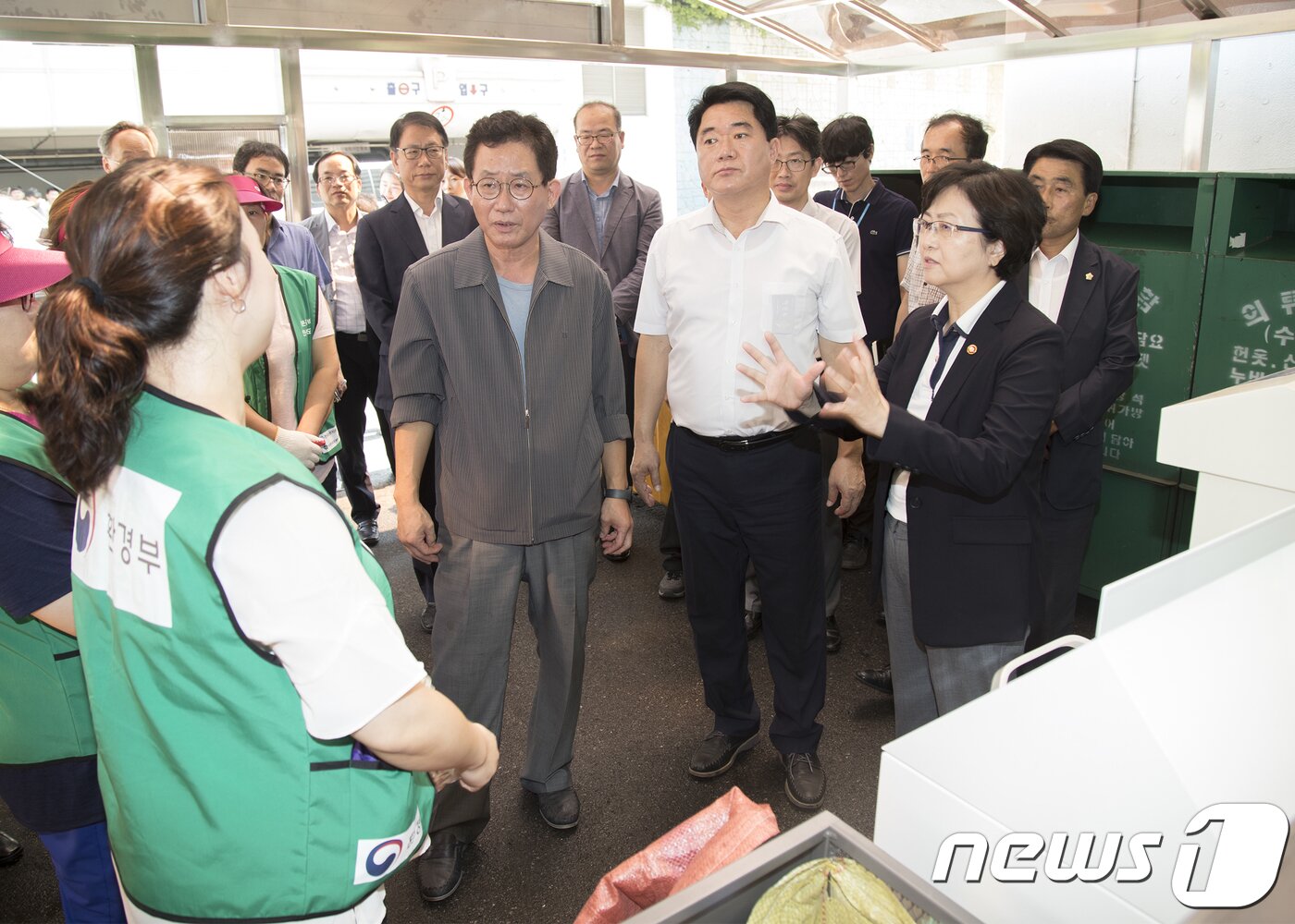 본문 이미지 - 김은경 환경부 장관이 7월25일 오전 서울 관악구 한 아파트를 찾아 민들에게 올바른 재활용폐기물 분리배출방법을 알려주는 안내도우미들을 격려하고 있다. (환경부 제공) 2018.7.25/뉴스1