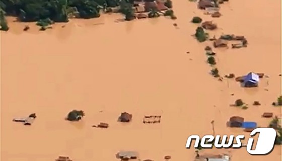 라오스 아타푸주에서 지난 23일(현지시간) 발생한 댐 붕괴사고로 수몰된 인근 마을의 항공촬영 영상. © AFP=뉴스1