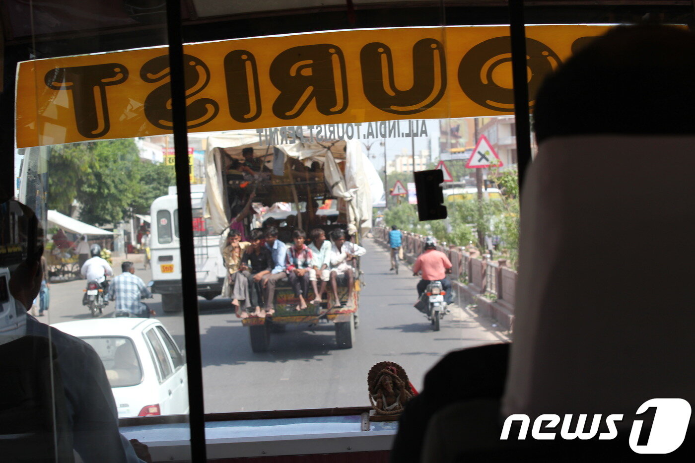 본문 이미지 - 인도에선 사람들이 트럭 뒤칸에 실려도, 버스에 매달려도 고속도로에서 달린다. ⓒ News1