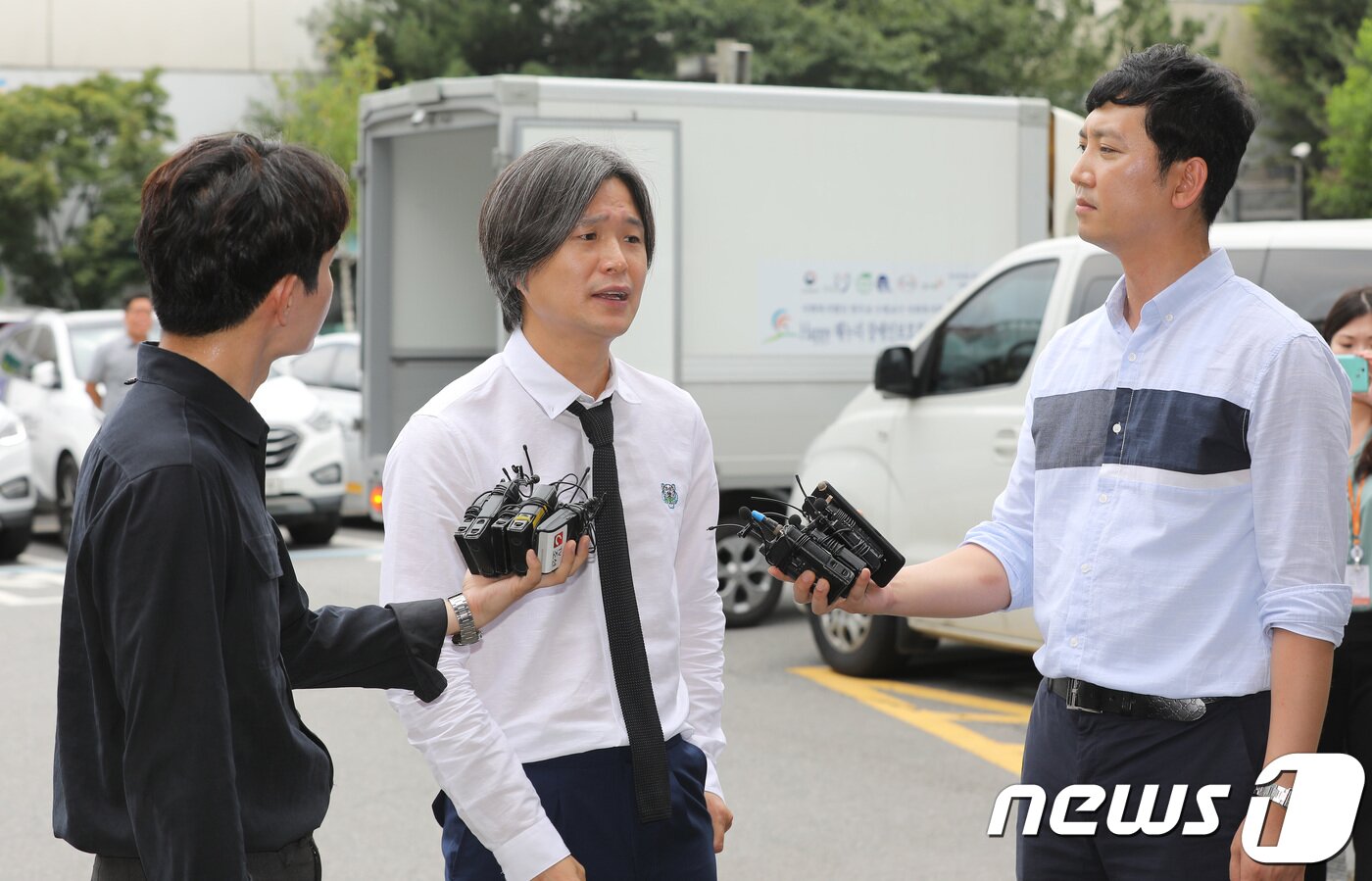 본문 이미지 - 주진우 시사인 기자(왼쪽 두번째)가 25일 오후 경기도 성남시 분당경찰서에서 이재명 경기도지사의 ‘여배우 스캔들’과 관련해 참고인 신분으로 조사를 받기위해 출석하며 취재진의 질문에 답하고 있다. 2018.7.25/뉴스1 ⓒ News1 오장환 기자