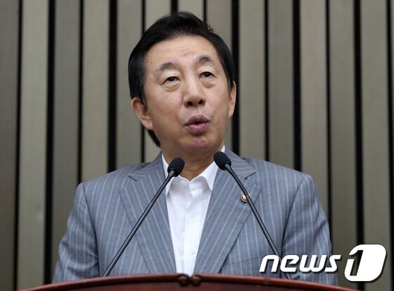 김성태 자유한국당 원내대표가 26일 오전 서울 여의도 국회에서 열린 의원총회에서 모두발언을 하고 있다. 2018.7.26/뉴스1 © News1 박세연 기자