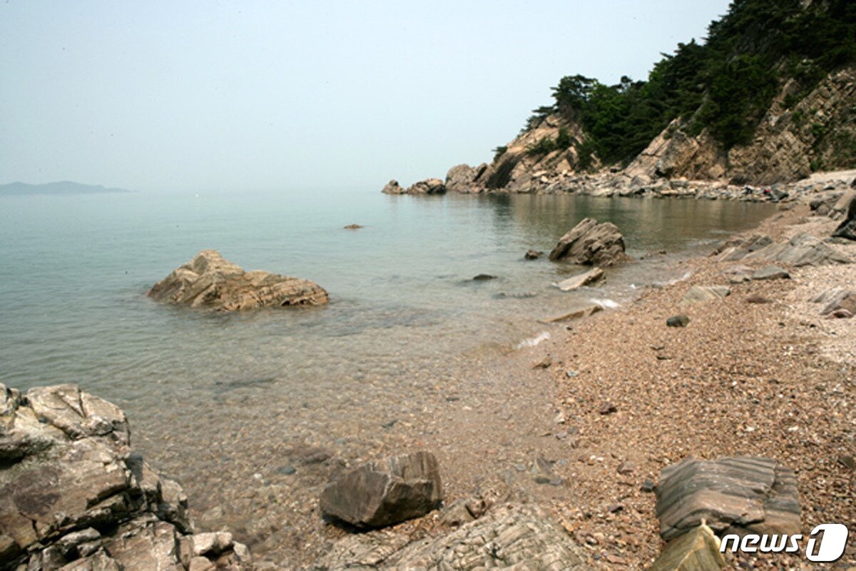 본문 이미지 - 갯바위 낚시를 즐기기에 좋은 벌천포해수욕장 해변ⓒ News1