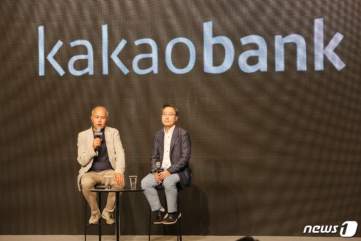 본문 이미지 - 이용우(왼쪽)·윤호영 카카오뱅크 공동대표가 지난 26일 서울 중구 더 플라자 호텔에서 열린 카카오뱅크 출범 1주년 간담회에서 취재진의 질문에 답하고 있다. 카카오뱅크 제공) 2018.7.26/뉴스1