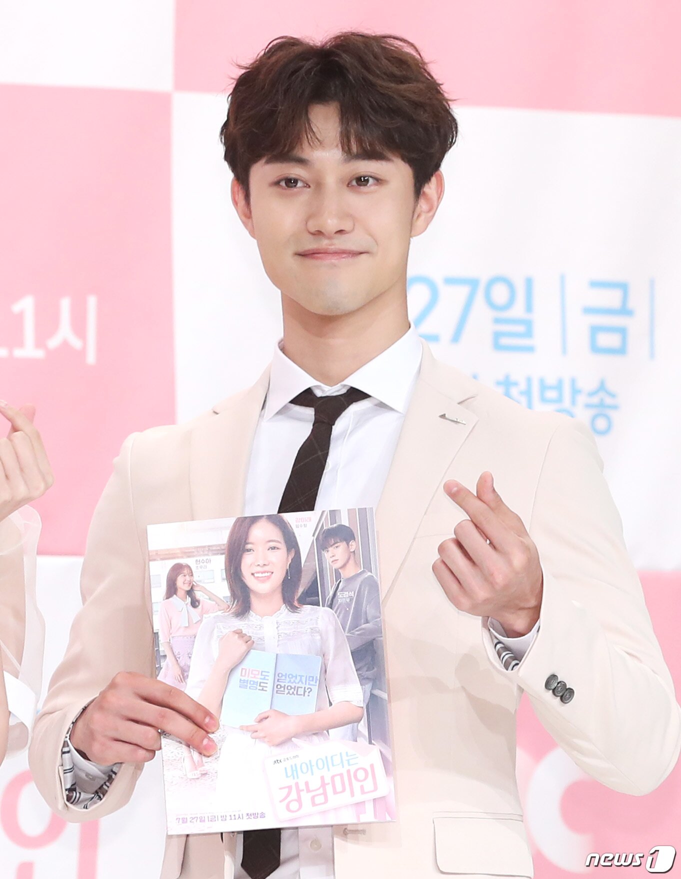 본문 이미지 - 배우 곽동연이 26일 오후 서울 영등포 타임스퀘어에서 열린 JTBC 새 금토드라마 ‘내 아이디는 강남미인’ 제작발표회에 참석해 포즈를 취하고 있다. ‘내 아이디는 강남미인’은 어릴 적부터 ‘못생김’으로 놀림을 받았고, 그래서 성형수술로 새 삶을 얻을 줄 알았던 여자 미래(임수향 분)가 대학 입학 후 꿈꿔왔던 것과는 다른 캠퍼스 라이프를 겪게 되면서 진짜 아름다움을 찾아가는 예측불허 내적 성장 드라마다. 2018.7.26./뉴스1 ⓒ News1 권현진 기자