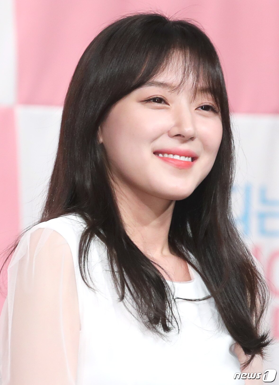 본문 이미지 - 배우 조우리가 26일 오후 서울 영등포 타임스퀘어에서 열린 JTBC 새 금토드라마 ‘내 아이디는 강남미인’ 제작발표회에 참석해 미소를 짓고 있다. ‘내 아이디는 강남미인’은 어릴 적부터 ‘못생김’으로 놀림을 받았고, 그래서 성형수술로 새 삶을 얻을 줄 알았던 여자 미래(임수향 분)가 대학 입학 후 꿈꿔왔던 것과는 다른 캠퍼스 라이프를 겪게 되면서 진짜 아름다움을 찾아가는 예측불허 내적 성장 드라마다. 2018.7.26./뉴스1 ⓒ News1 권현진 기자