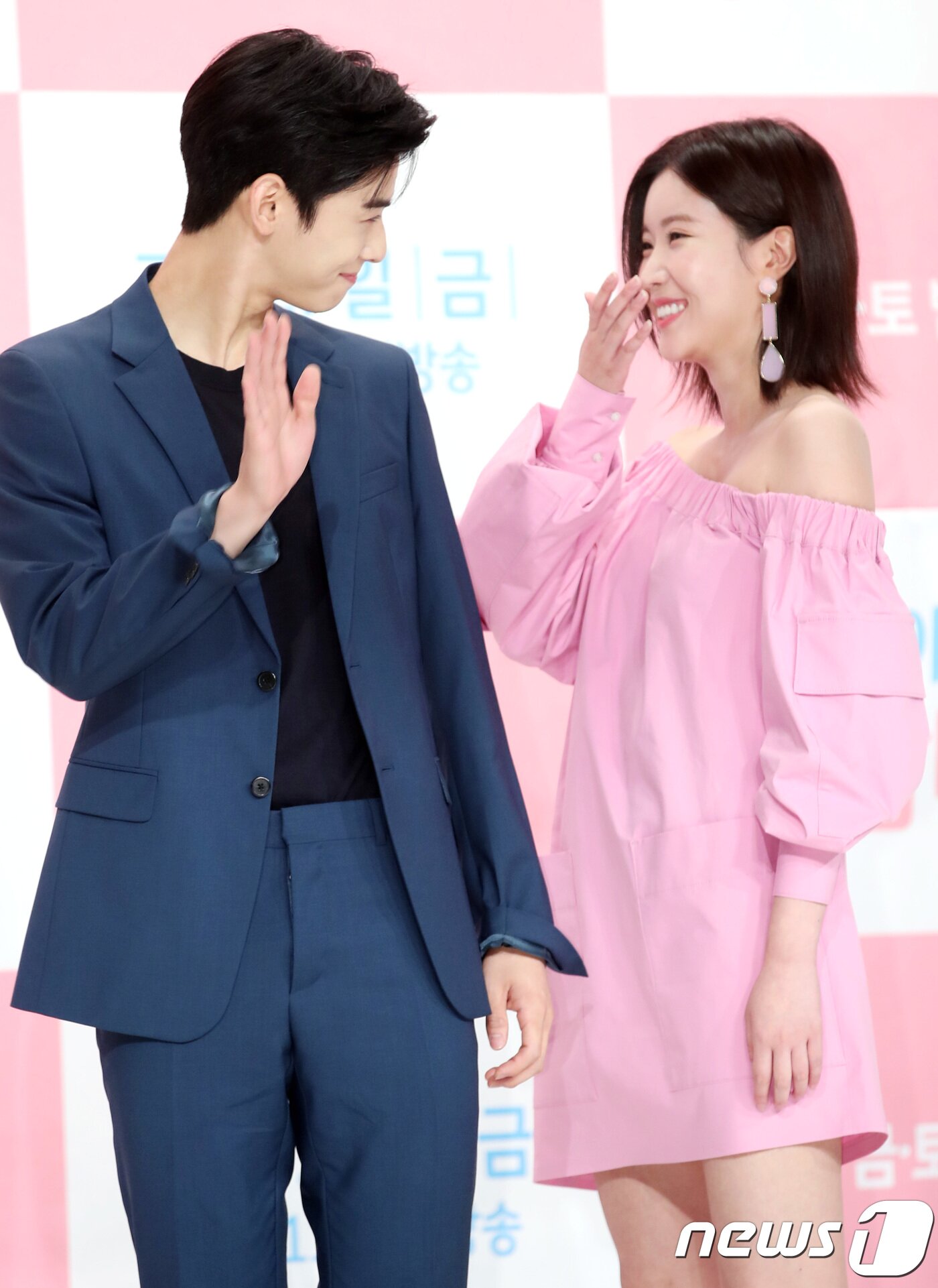본문 이미지 - 배우 차은우, 임수향(오른쪽)이 26일 오후 서울 영등포 타임스퀘어에서 열린 JTBC 새 금토드라마 ‘내 아이디는 강남미인’ 제작발표회에 참석해 포즈를 취하고 있다. ‘내 아이디는 강남미인’은 어릴 적부터 ‘못생김’으로 놀림을 받았고, 그래서 성형수술로 새 삶을 얻을 줄 알았던 여자 미래(임수향 분)가 대학 입학 후 꿈꿔왔던 것과는 다른 캠퍼스 라이프를 겪게 되면서 진짜 아름다움을 찾아가는 예측불허 내적 성장 드라마다. 2018.7.26./뉴스1 ⓒ News1 권현진 기자