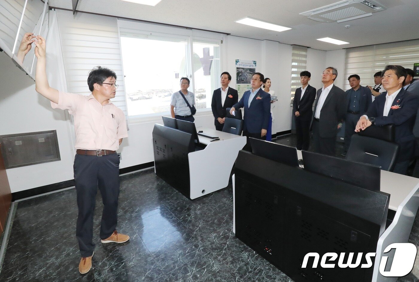 본문 이미지 - 26일 제주시 구좌읍 신재생에너지홍보관에서 열린 ‘신재생에너지 및 에너지저장장치 기반 전기차 충전인프라 실증사업(EV Cafe)’준공식에서 참석자들이 시설을 둘러보고 있다.ⓒ News1 이석형 기자