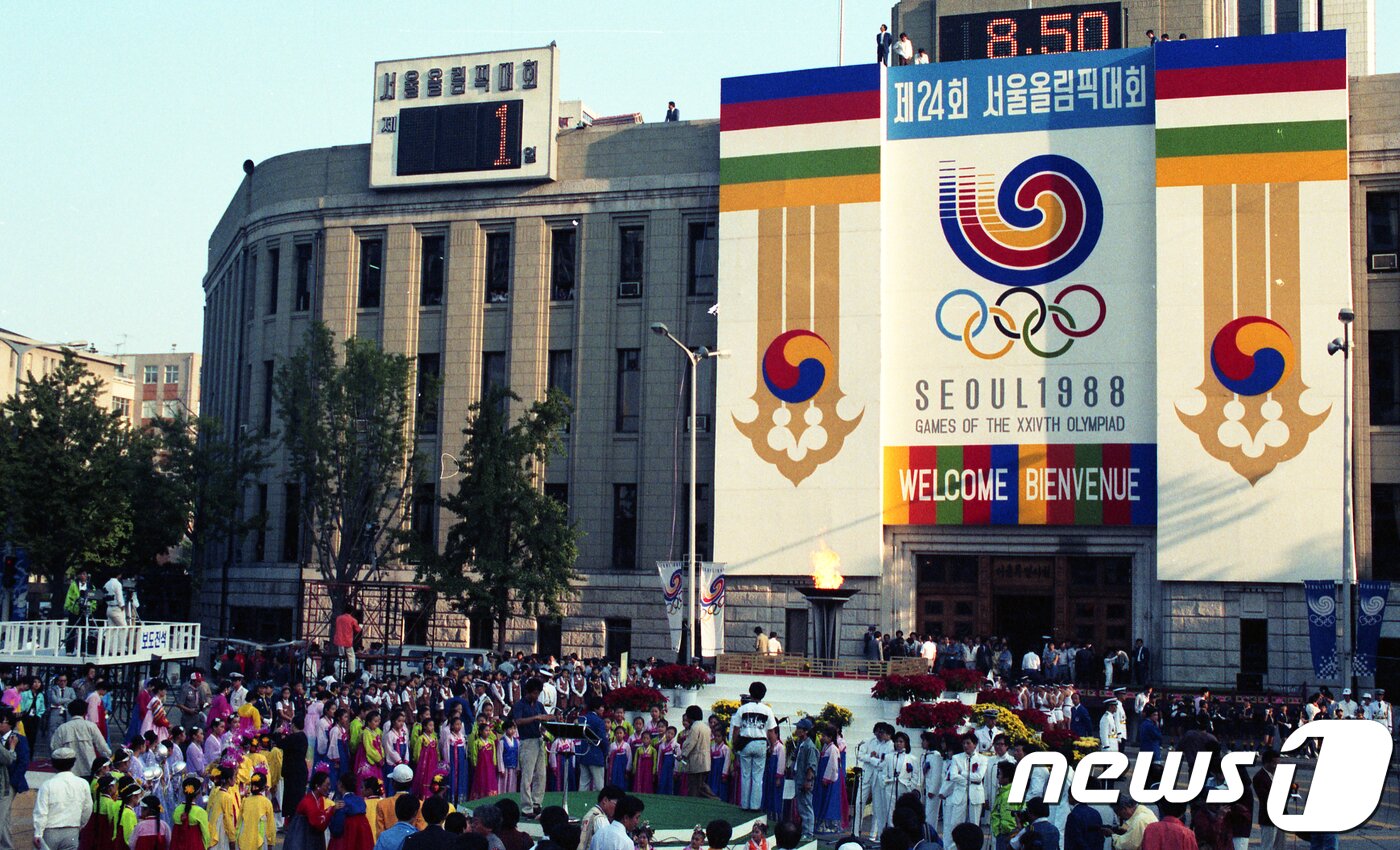 본문 이미지 - 오는 28일부터 10월 14일까지 서울 종로구 서울역사박물관에서 열리는 '88 올림픽과 서울' 특별전에 전시되는 '1988년 서울올림픽 개막식' 모습. 사진과 기사는 관계 없습니다.(서울역사박물관 제공) 2018.7.27/뉴스1