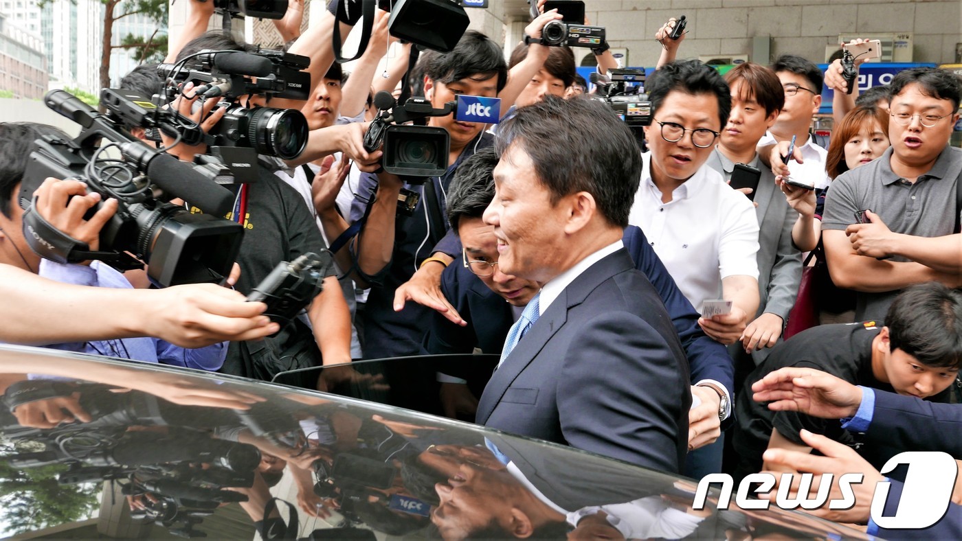 신일그룹 최용석, 돈스코이호 의혹 뒤로하고 차에 올라 - 뉴스1